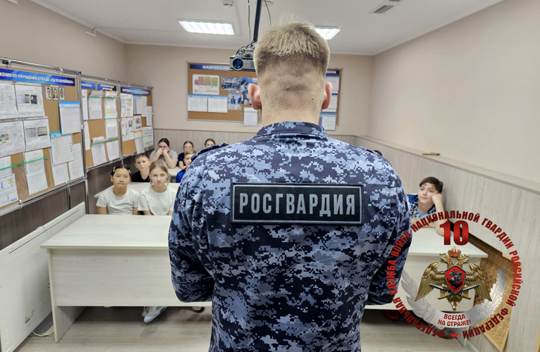 Урок безопасности для юных волейболистов Сахалина провел росгвардеец