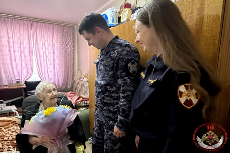 С Днем Победы поздравили росгвардейцы ветерана трудового фронта Елену Сергеевну Густову 